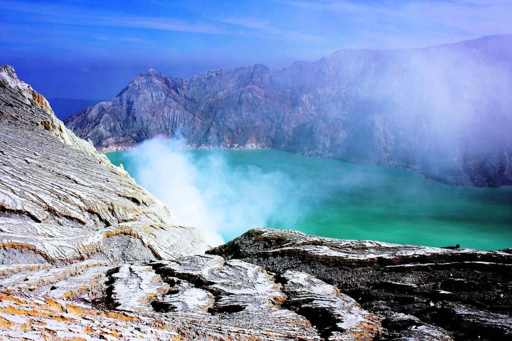 Kawa Ijen's crater lake