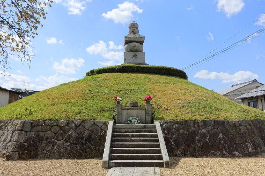 Mimizuka - Kyoto nose tomb
